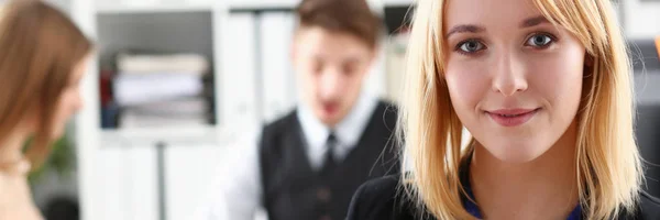 Hermoso retrato sonriente de mujer de negocios — Foto de Stock