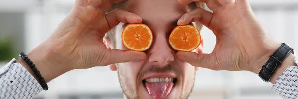 Männliche Hände halten eine geschnittene Frucht auf Augenhöhe — Stockfoto