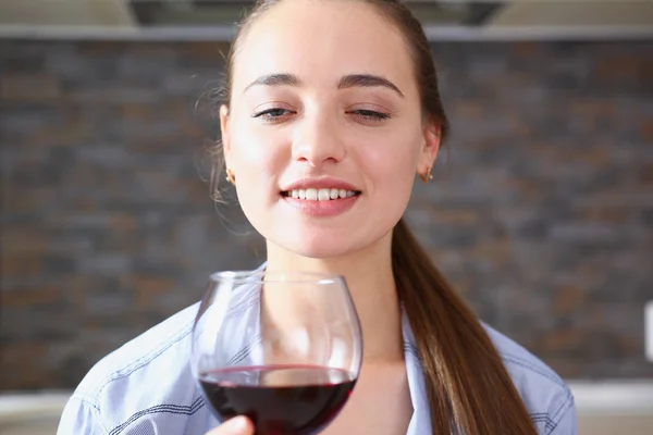 Belle femme tenir dans les bras verre de vin rouge — Photo