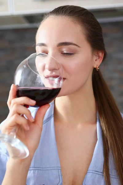 Mooie vrouw houdt in wapens glas rode wijn — Stockfoto