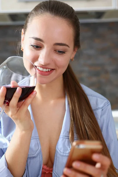 Mooie vrouw houdt in wapens glas rode wijn — Stockfoto