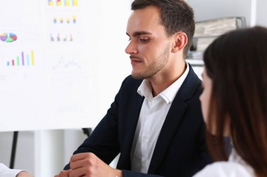 Bir grup insan üzerinde beyaz tahta kasıtlı