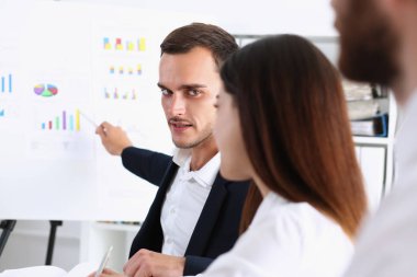 Bir grup insan üzerinde beyaz tahta kasıtlı