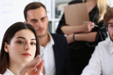 Güzel esmer kadın yapmak bazı işaretleri ekranda