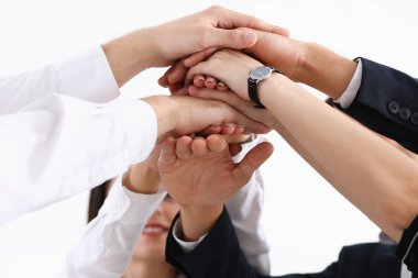 Bir grup insan takım elbiseli kazık elinde geçti