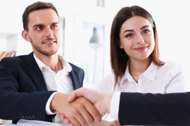 Takım elbise sıkışalım gülümseyen Arap adam