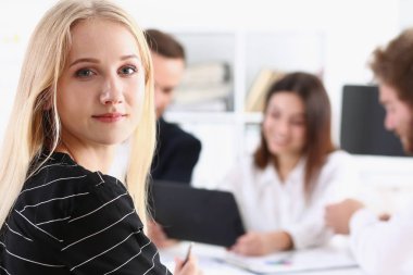 İşyerinde güzel gülümseyen neşeli kız