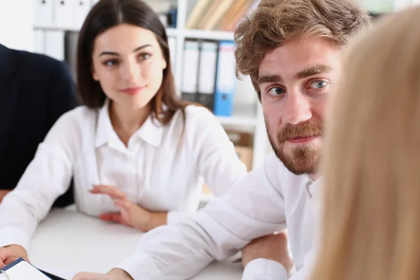 Gruppo di persone deliberare sulla lavagna bianca — Foto Stock