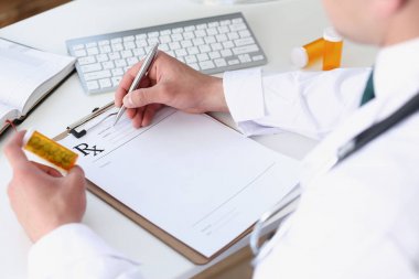 Erkek doktor el hapları kavanozunu tutuyor.