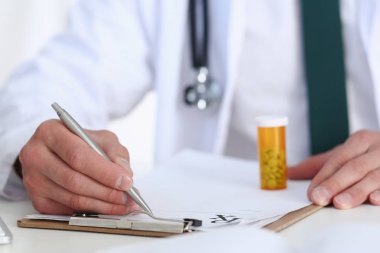 Erkek doktor el hapları kavanozunu tutuyor.