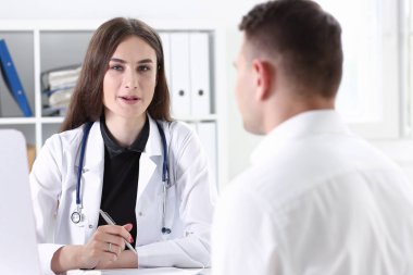 Güzel gülümseyen kadın doktor tutun gümüş kalem