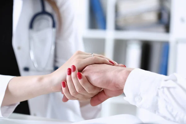 Kolay kadın doktor erkek hasta elini tut — Stok fotoğraf