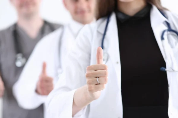 Gruppe von Ärzten zeigt ok oder Zustimmung Zeichen — Stockfoto