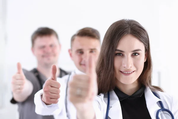 Gruppe von Ärzten zeigt ok oder Zustimmung Zeichen — Stockfoto