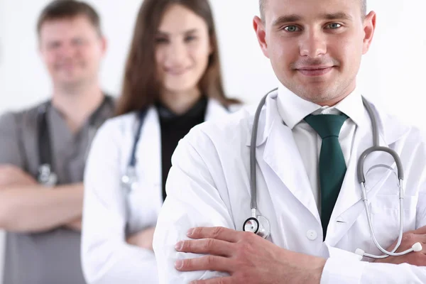 Grupo de médicos orgulhosamente posando em linha e — Fotografia de Stock