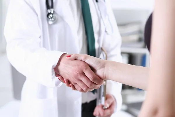 Доктор пожимает руку, как привет с пациентом в — стоковое фото