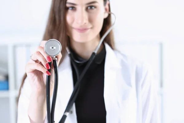 Szép női orvos mosolyogva tart a kezében — Stock Fotó