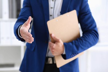 Gülümseyen yakışıklı neşeli adam teklif