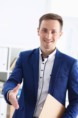 Gülümseyen yakışıklı neşeli adam teklif