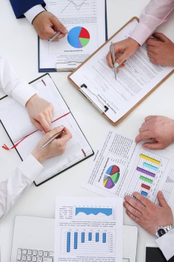 Bir grup insan tutun gümüş kalem yapmaya hazır