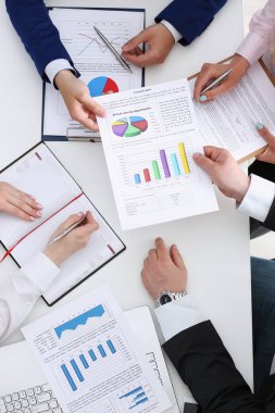 Bir grup insan tutun gümüş kalem yapmaya hazır