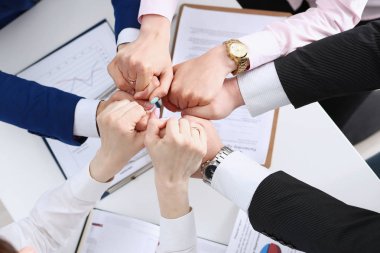 Bir grup insan takımlı eller geçti