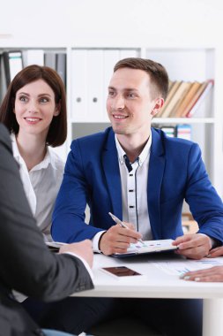 Bir grup insan kasıtlı ofiste oturmak