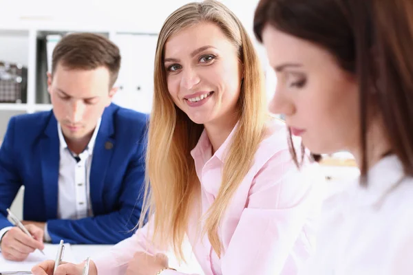 Gruppo di persone in carica deliberato — Foto Stock