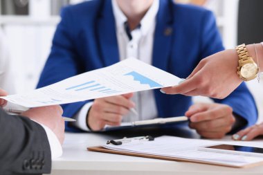 Bir grup insan tartışmak finansal sonuçlar