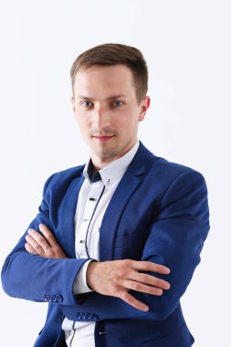 Takım elbise ve kravat görünümlü yakışıklı gülümseyen adam