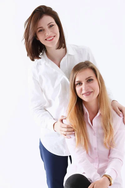Zwei lächelnde fröhliche Freundinnen Portrait — Stockfoto