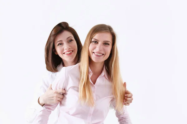 Dos sonrientes felices alegres amigas retrato —  Fotos de Stock