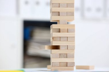 İşadamı jenga el stratejisinde çalış