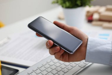 Bir işadamı olarak yeni bir akıllı telefon tutar