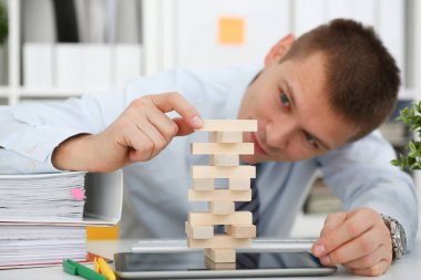 İşadamı jenga el stratejisinde çalış