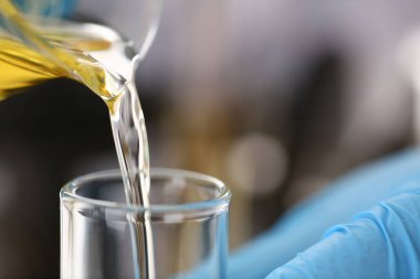 Tüp Bebek koruyucu eldiven erkek el ele tutuşur