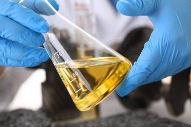 Tüp Bebek koruyucu eldiven erkek el ele tutuşur