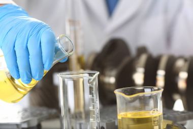 Tüp Bebek koruyucu eldiven erkek el ele tutuşur