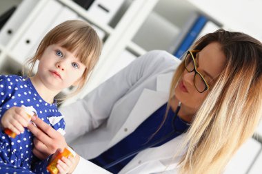 Doktor Resepsiyon stetoskop ile küçük çocuk