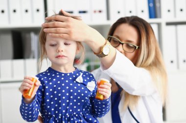 Doktor resepsiyonda küçük çocuk