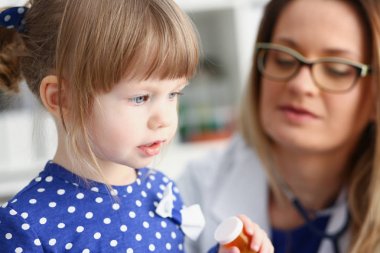 Küçük çocuk ile anne çocuk doktoru resepsiyonda