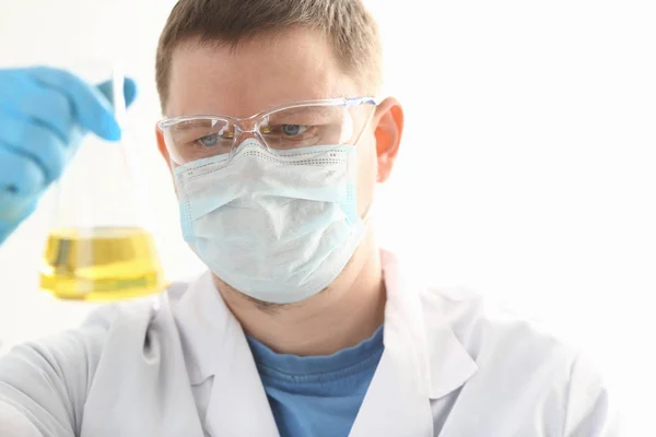 Portrait d'un jeune chirurgien chimiste médecin — Photo