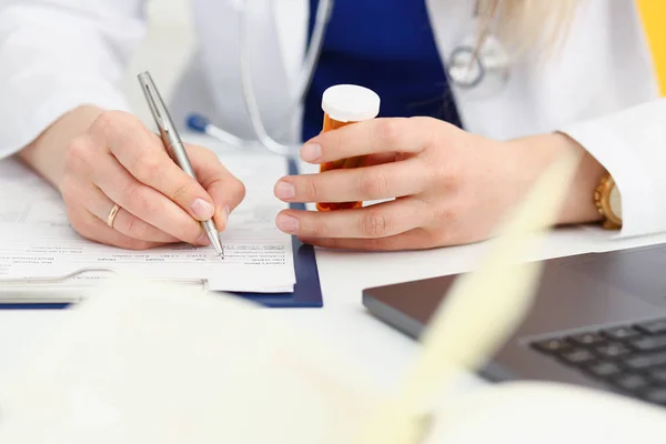 Medicina feminina médico mão segurar frasco de pílulas — Fotografia de Stock