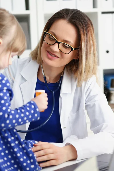 Petit enfant avec stéthoscope à la réception du médecin — Photo