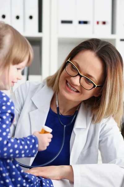 Niño pequeño con estetoscopio en la recepción del médico — Foto de Stock