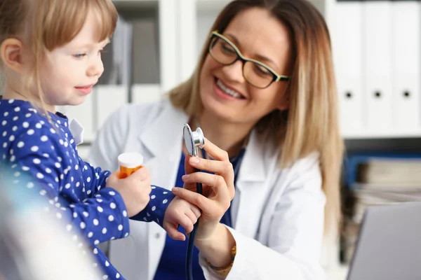 Маленька дитина зі стетоскопом на прийомі лікаря — стокове фото