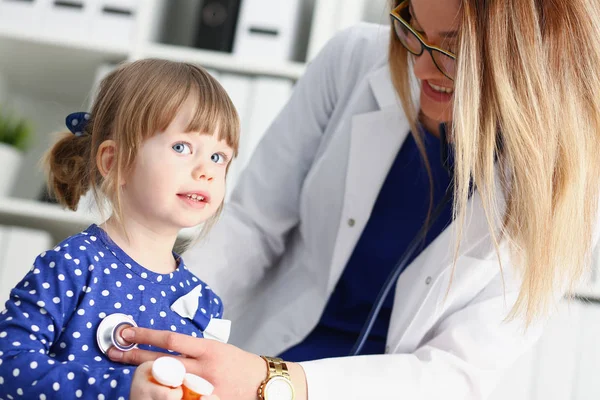 Criança pequena com estetoscópio na recepção do médico — Fotografia de Stock
