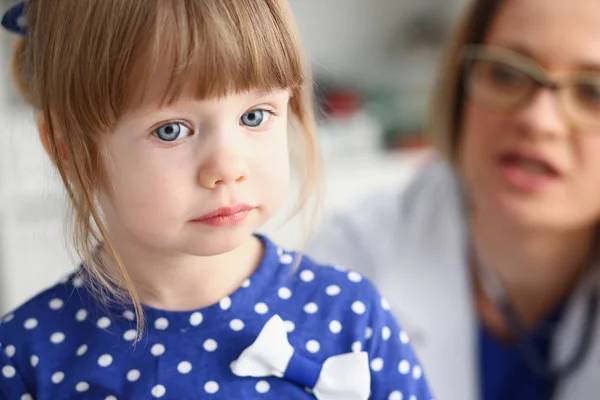 Litet barn med mor barnläkare receptionen — Stockfoto
