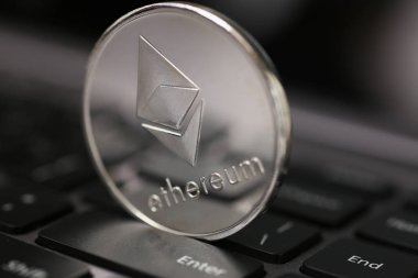 Klavye üzerinde para Kripto Döviz Alım bitcoin yalan
