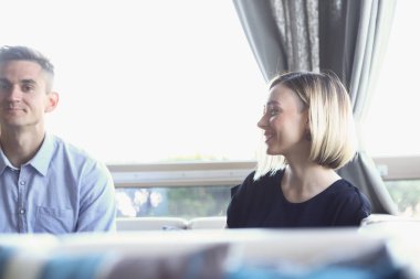 genç güzel erkek ve kadın kafe işletme içinde karşılamak